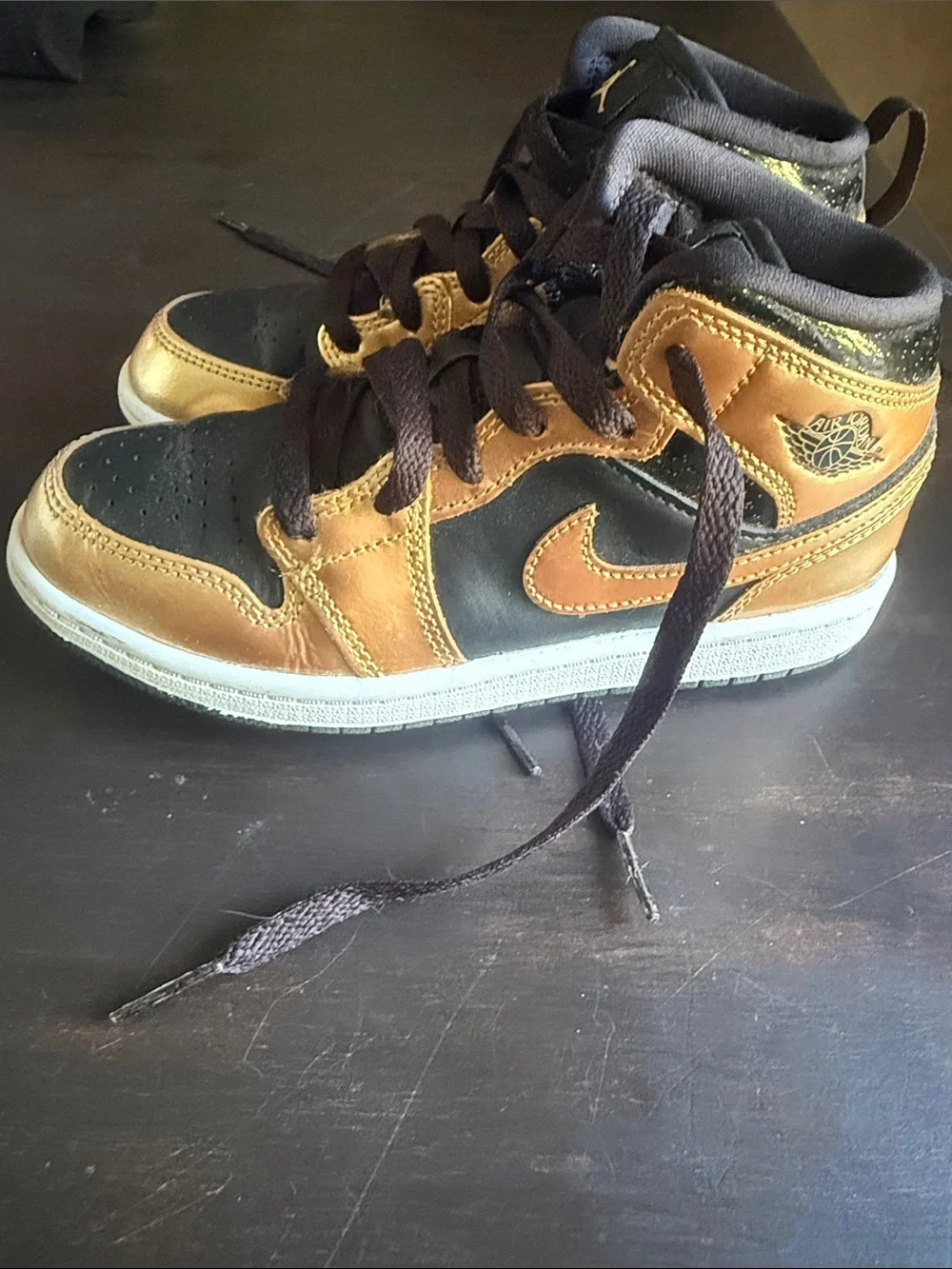 Jordan retro 1 Kids Sneakers in Black & Metallic Gold